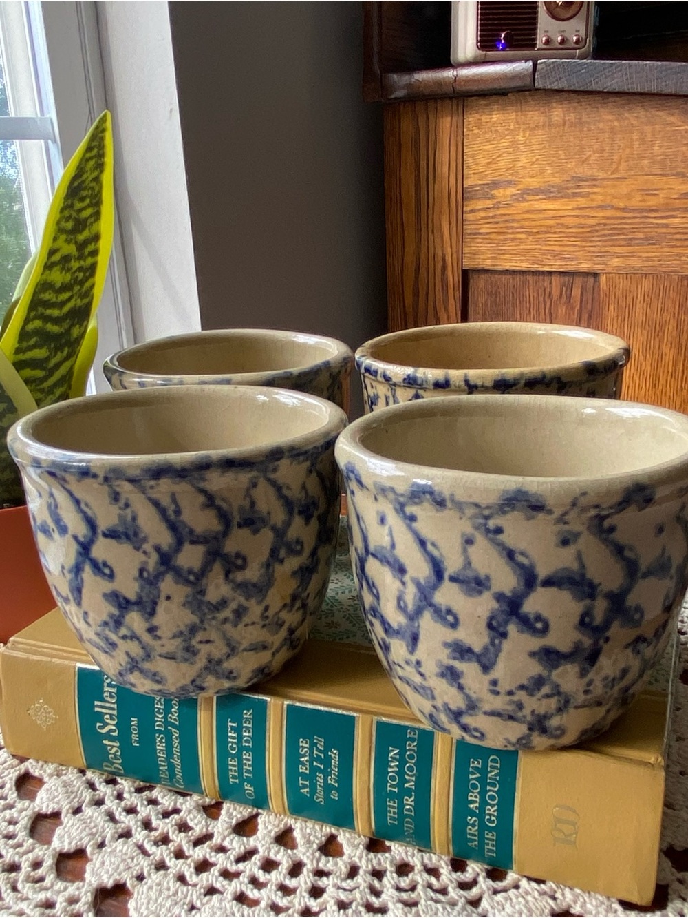 RRP Roseville, Ohio U.S.A. 10 oz Blue & Cream Spongewear Vintage Kitchen Crocks